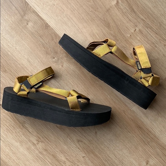 metallic tevas